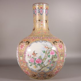 A Exquisite Famille-Rose Painted Gold Flower and Bird Pattern Vase