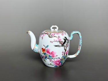 A Exquisite Green Ground Famille-Rose Painted Gold Flower and Bird Pattern Ewer