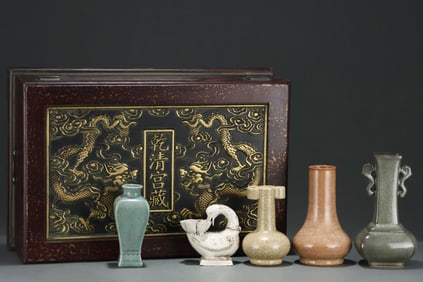 A Set of Exquisite Ru yao Ice Crackle Pattern Vase, with poem