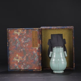 A Exquisite Guan yao Celadon Glzed ice Crackle Pattern Vase, with an Imperial Poem by Emperor