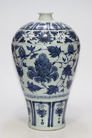 A Exquisite Blue and White Flower Pattern Vase