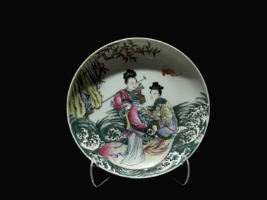 A Exquisite Famille-Rose Figures Pattern Plate