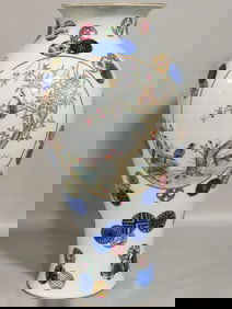 A Exquisite Doucai Flower and Bird Pattern Vase