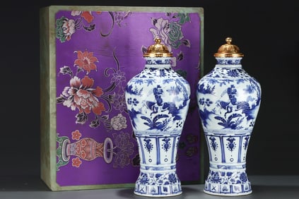 A pair of Exquisite Blue and White Painted Gold Character and Story Pattern Vase