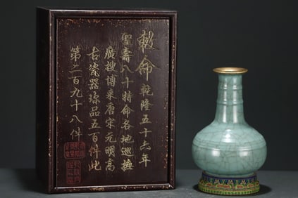 A Exquisite Guan yao Ice Crackle Pattern Vase, with poem