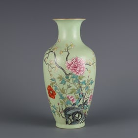 A Exquisite Green Ground Famille-Rose Flower Pattern Vase