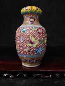 A Exquisite Famille-Rose Flower Pattern Vase