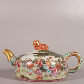 A Exquisite Famille-Rose Figures Pattern Ewer