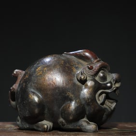 A Exquisite Bronze Auspicious Beast-Shaped Ornament