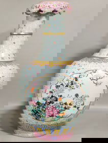 A Exquisite Famille-Rose Flower Pattern Vase