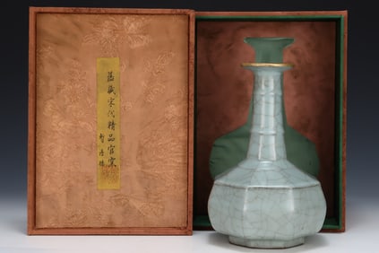 A Exquisite Guan yao ice Crackle Pattern Vase, with poem