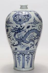 A Exquisite Blue and White Dragon Pattern Vase