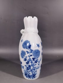 A Exquisite Blue and White Flower Pattern Vase