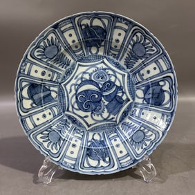 A Exquisite Blue and White Flower Pattern Plate