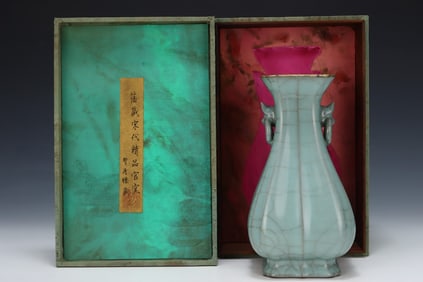 A Exquisite Guan yao ice Crackle Pattern Vase, with poem