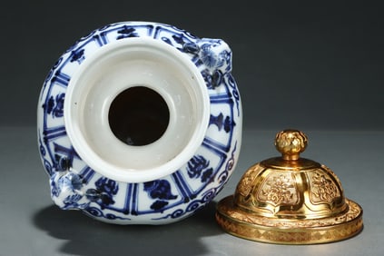 A Exquisite Blue and White Lotus Pattern Beast-Head Jar