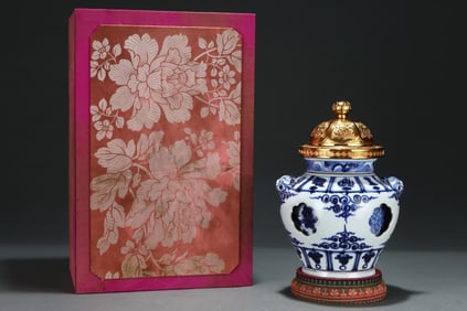 A Exquisite Blue and White Lotus Pattern Beast-Head Jar