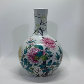 A Exquisite Famille-Rose Flower Pattern Vase