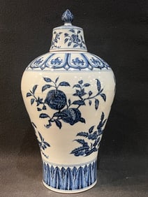 A Exquisite Blue and White Flower and Fruit Pattern Vase