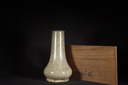 A Exquisite Guan yao Yellow Glazed ice Crackle Pattern Vase