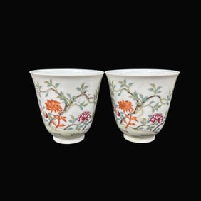 A Exquisite A pair of Famille-Rose Flower Pattern Cups