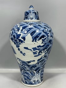 A Exquisite Blue and White Dragon Pattern Vase