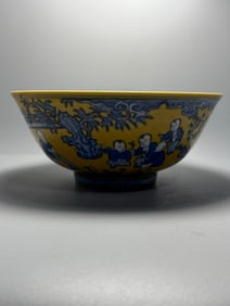 A Exquisite Yellow Glazed Blue and White Figures Pattern Bowl