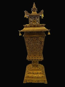 A Exquisite Gilt Bronze Inlaid Gems Lamp