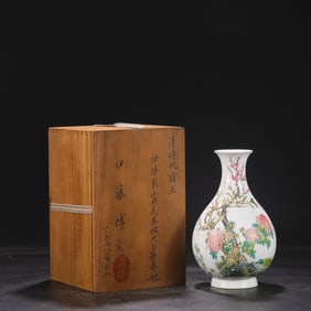 An Exquisite Enamel Flower and Bird Pattern Vase
