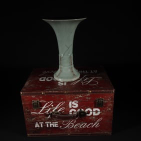 An Exquisite Guan yao Celadon Glazed Vase