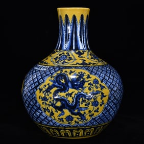 An Exquisite Blue and White Lotus Pattern Dragon Pattern Vase