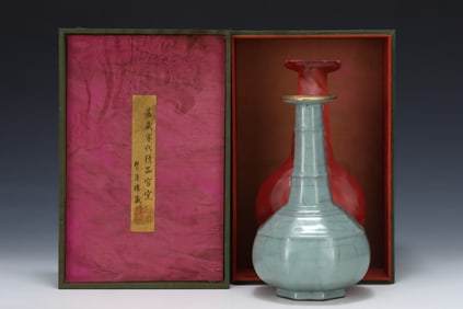 An Exquisite Guan yao Vase