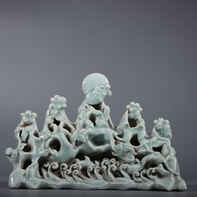 An Exquisite Hutian yao Rockery Brush Holder