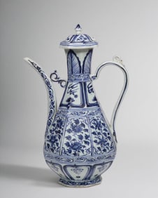 An Exquisite Blue and White Flower Pattern Ewer