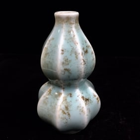 An Exquisite Longquan yao Gourd-Shaped Vase