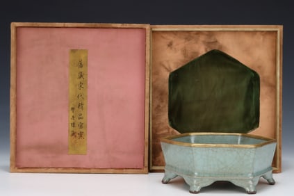 An Exquisite Guan yao Brush Washer