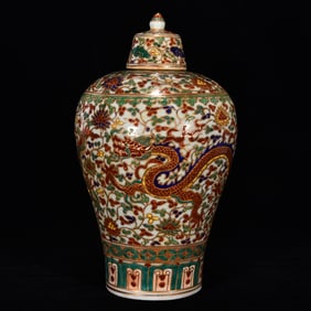 An Exquisite Wucai Painted Gold Dragon Pattern Lotus Pattern Vase