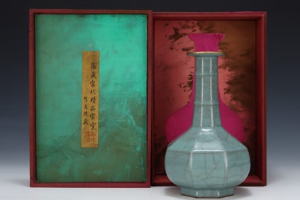 An Exquisite Guan yao Vase