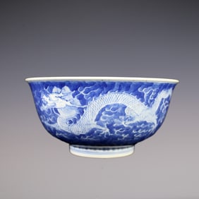 An Exquisite Blue and White Seawater Pattern Dragon Pattern Bowl