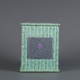 An Exquisite Green Glazed Bats and Peach Pattern Brush Pot