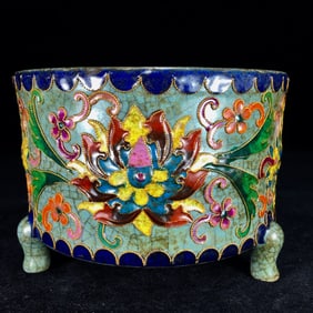 An Exquisite Ru yao Painted Color Lotus Pattern Tripod Censer