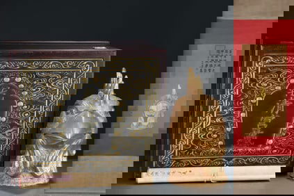 An Exquisite White Glazed Gilt Chicken head Ornament