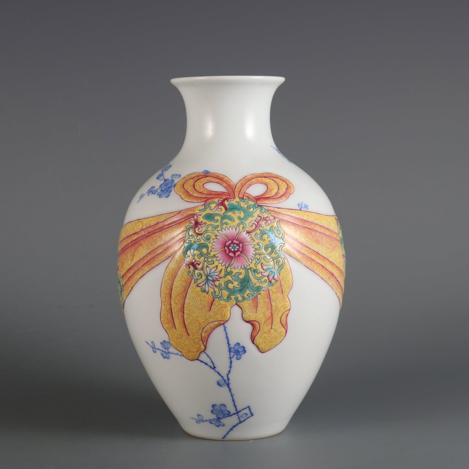 An Exquisite Famille-Rose Flower Pattern Vase (1 of 9)