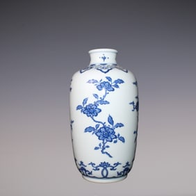 An Exquisite Blue and White Flower Pattern Vase