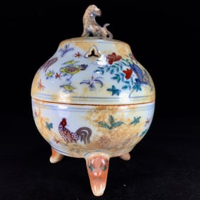An Exquisite Doucai Rooster Pattern Flower Pattern Tripod Censer
