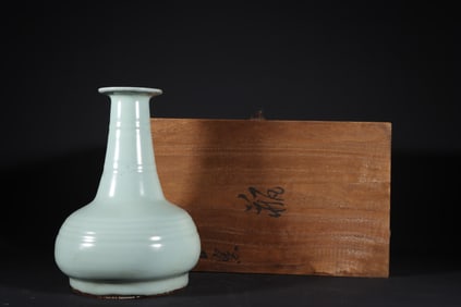 An Exquisite Guan yao Celadon Glazed Vase