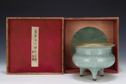 An Exquisite Guan yao Tripod Censer