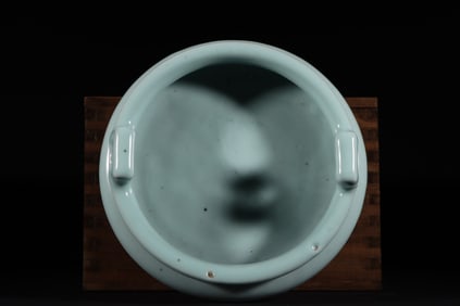 An Exquisite Guan yao Celadon Glazed Double-Ears and Tripod Censer