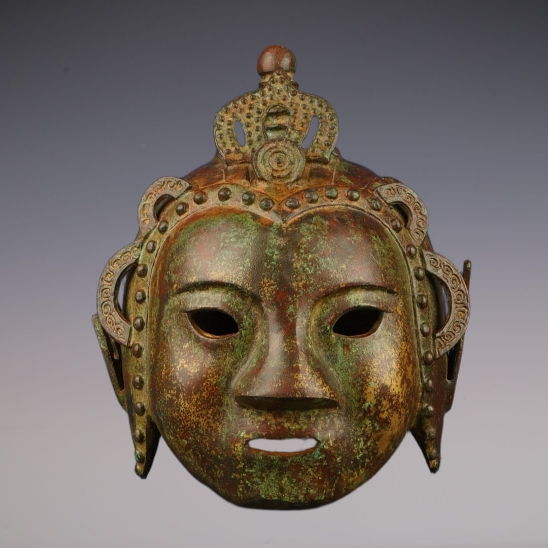 An Exquisite Bronze Helmet (1 of 8)
