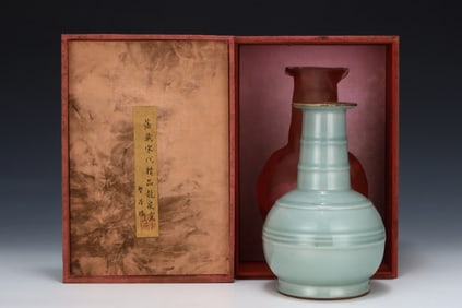 An Exquisite Longquan yao Vase